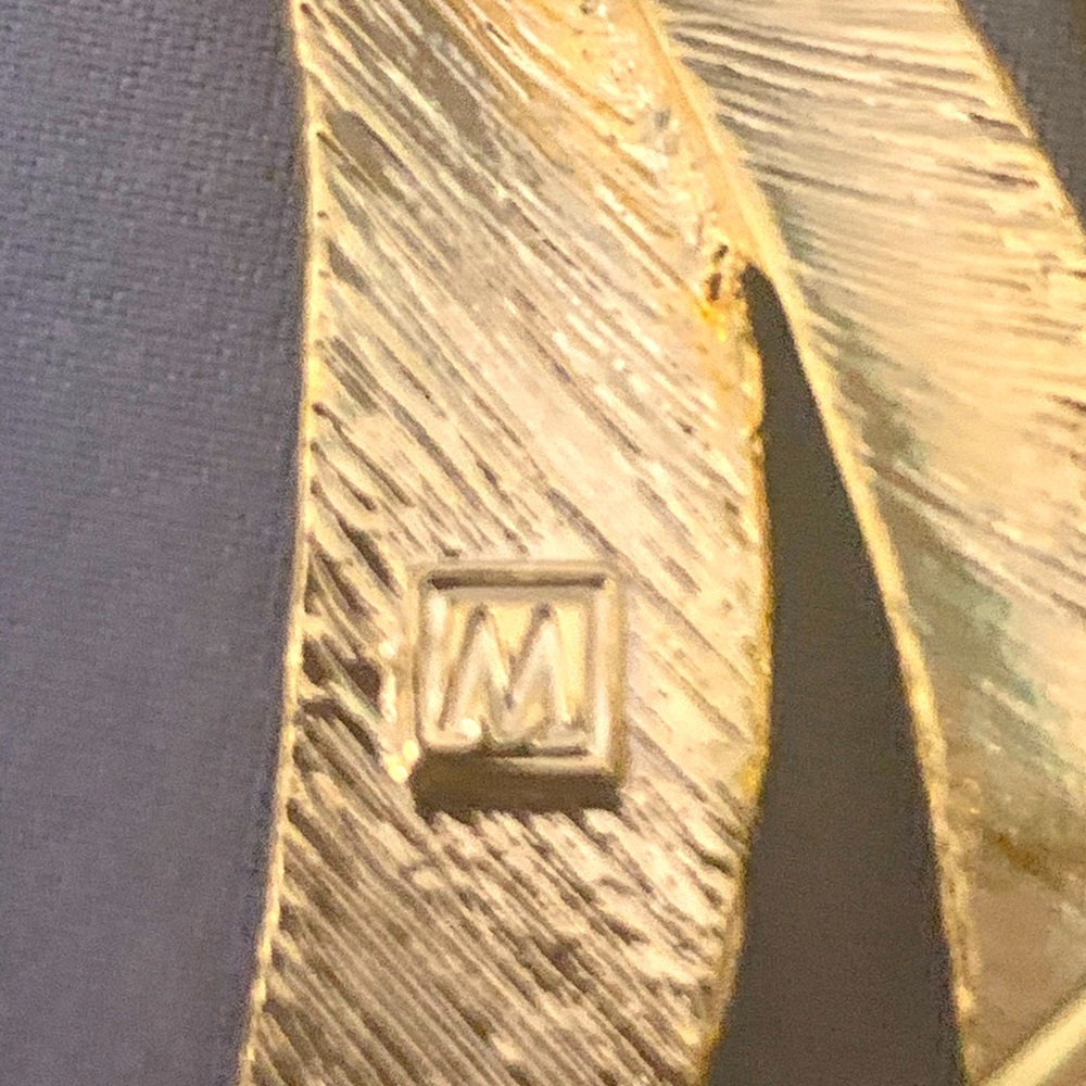 Beautiful Initial “M” Textured Script Broach - image 4